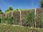 Hazelaarscherm tuinschermen hazelaar vlechtscherm gespleten vakkundig gevlochten met hazelaarstakken horizontaal of verticaal te gebruiken, een mooie natuurlijke tuinafscheiding gemaakt van snoeihout, geen boskap, milieuvriendelijk.