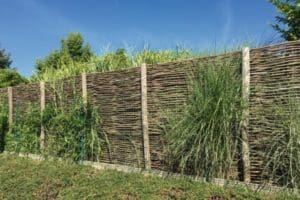 Hazelaarscherm tuinschermen hazelaar vlechtscherm gespleten vakkundig gevlochten met hazelaarstakken horizontaal of verticaal te gebruiken, een mooie natuurlijke tuinafscheiding gemaakt van snoeihout, geen boskap, milieuvriendelijk.